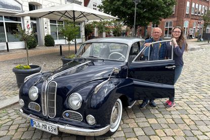 Organisator Reiner Wilhelm (mit Marlies Scheller vom Verein Schusterstadt Preetz e.V.) fährt selbst einen Oldtimer: einen BMW aus dem Jahre 1962, ein sogenannter „Barockengel“.