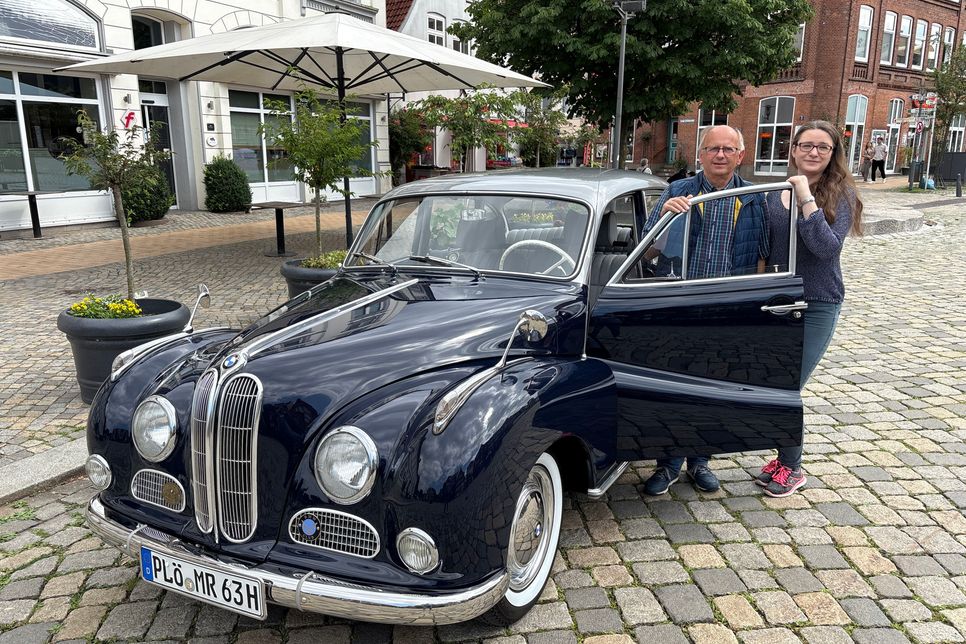 Organisator Reiner Wilhelm (mit Marlies Scheller vom Verein Schusterstadt Preetz e.V.) fährt selbst einen Oldtimer: einen BMW aus dem Jahre 1962, ein sogenannter „Barockengel“.