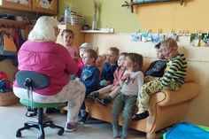 Lesepatin Sylvia Boettcher liest in der Kita Am Wassertum.