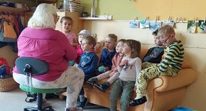 Lesepatin Sylvia Boettcher liest in der Kita Am Wassertum.