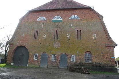 Hier waren die Häftlinge im April 1945 zwei Wochen lang eingepfercht: Die Scheune auf Gut Glasau in Sarau.