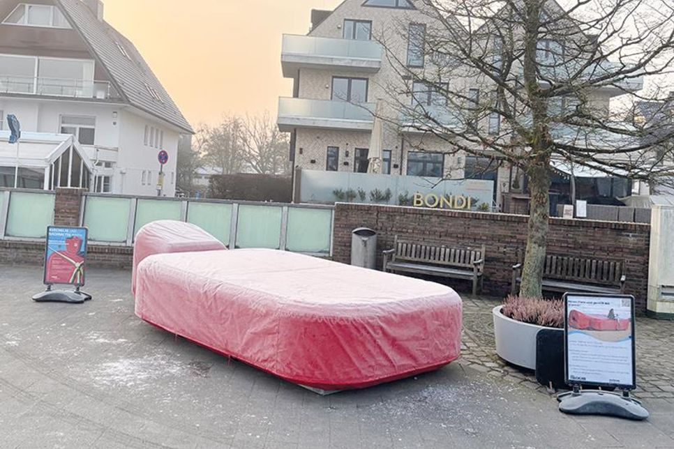 „Wärmy“, die Riesenwärmflasche, ist im Niendorfer Hafen neben der Hafen-Info aufgebaut, hier bereits vor der Inbetriebnahme frühmorgens fotografiert. Ab Freitag soll sie etwas Wärme in den Winter bringen.