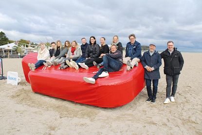 Am 2. Oktober 2024 wurde die Riesenwärmflasche von Mitgliedern des Ostsee-Holstein-Tourismus e.V. in Travemünde das erste Mal feierlich enthüllt.