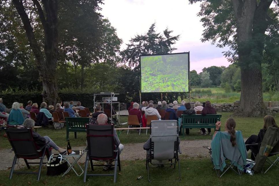 Der Naturerlebnisraum „Historischer Pfarrhof Schönwalde“ bietet eine imposante Kulisse für die vierte Auflage des Kino-Sommers unter dem Blätterdach der alten Bäume.
