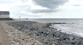 Der Teilbereich des fertiggestellten Deckwerks im Bereich Süd.