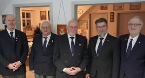 1. Ältermann Michael Eim, Bernd König (20 Jahre Mitglied), Ingolf Bendfeldt (20 Jahre Mitglied), Bodo Willemeit (ins große Amt aufgenommen) und Hans-Erwin Jaekel (v. lks.) bei der Jahreshauptversammlung des Neustädter Fischeramtes.