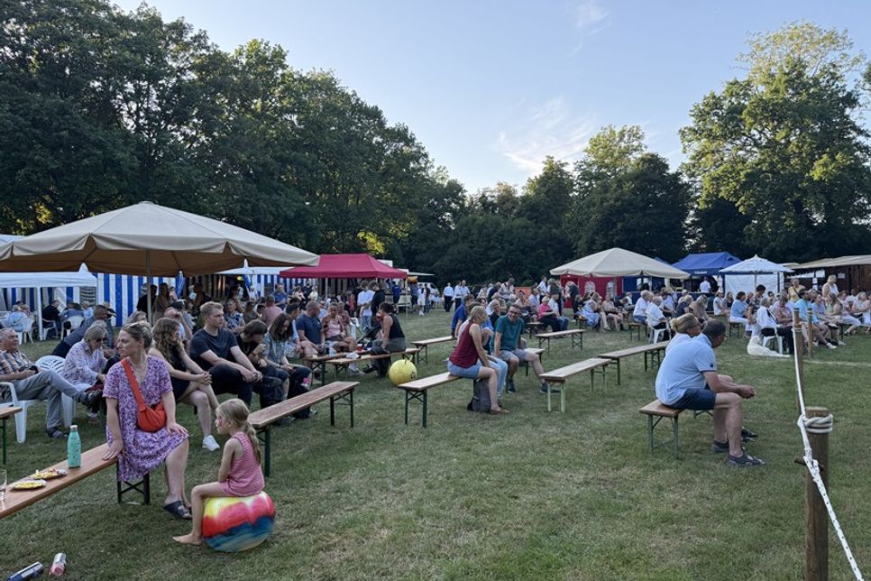 Auf dem liebevoll vorbereiteten Festplatz genossen zahlreiche Besucher das 60. Cismarer Bürgervogelschießen bei sommerlichem Wetter.