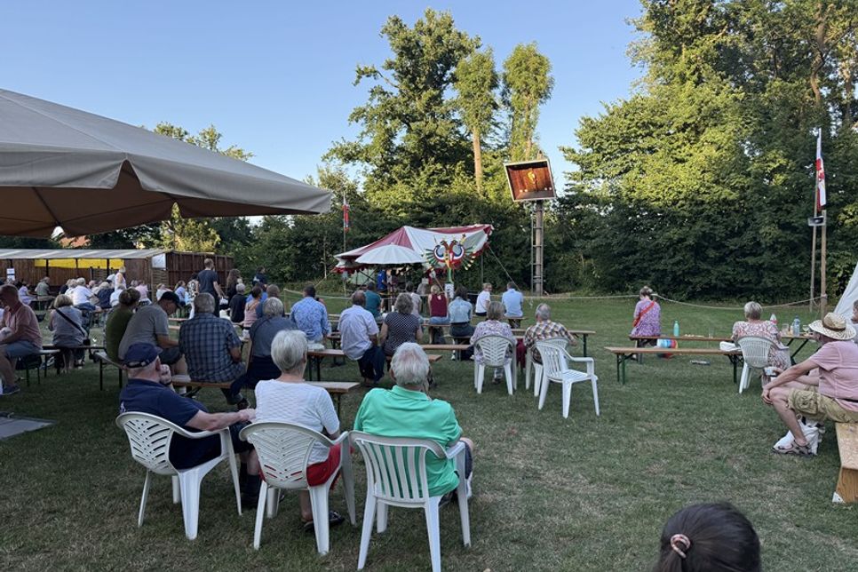 Bis in die Abendstunden verfolgten die Besucher gespannt das Schießen auf den hölzernen Vogel.