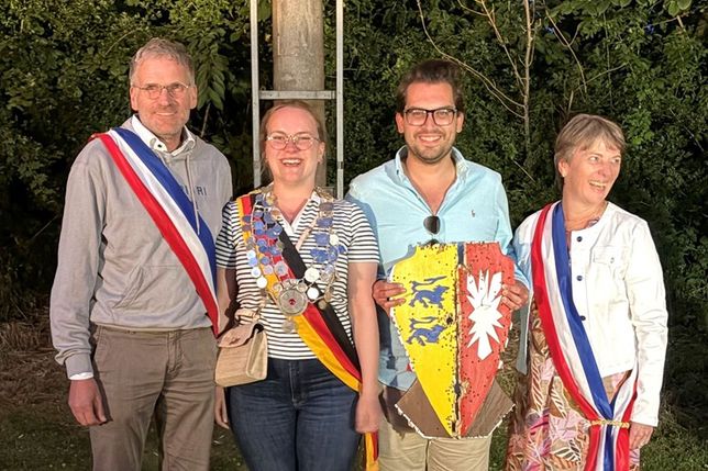Königin Merle Dörr (2. v. lks.) aus Kempen mit Ehemann Alexander (3. v. lks) sowie ihren Eltern Eberhard und Uta Dörr.