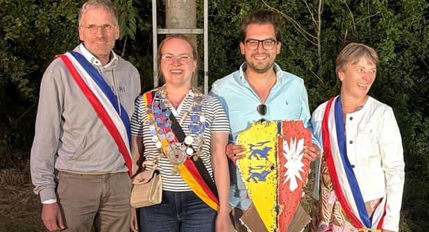 Königin Merle Dörr (2. v. lks.) aus Kempen mit Ehemann Alexander (3. v. lks) sowie ihren Eltern Eberhard und Uta Dörr.