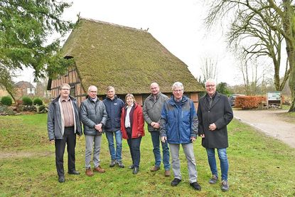 Pastor Jörg Reimann, Pastor i.R. Dr. Arnd Heling (Beauftragter für die Pfarrhofentwicklung), Dr. Heiko Seidel (mit der Machbarkeitsstudie beauftragter Architekt), Schönwaldes stv. Bürgermeisterin Angela Hüttmann, Michael Schumacher (2.ter stv. Bürgermeister), Horst Weppler (Vorsitzender der LAG AktivRegion Schwentine-Holsteinische Schweiz) und Günter Möller (Regionalmanager der AktivRegion) bei der Übergabe des Förderbescheides in der vergangenen Woche.