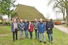 Pastor Jörg Reimann, Pastor i.R. Dr. Arnd Heling (Beauftragter für die Pfarrhofentwicklung), Dr. Heiko Seidel (mit der Machbarkeitsstudie beauftragter Architekt), Schönwaldes stv. Bürgermeisterin Angela Hüttmann, Michael Schumacher (2.ter stv. Bürgermeister), Horst Weppler (Vorsitzender der LAG AktivRegion Schwentine-Holsteinische Schweiz) und Günter Möller (Regionalmanager der AktivRegion) bei der Übergabe des Förderbescheides in der vergangenen Woche.