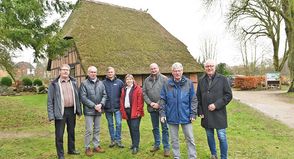 Pastor Jörg Reimann, Pastor i.R. Dr. Arnd Heling (Beauftragter für die Pfarrhofentwicklung), Dr. Heiko Seidel (mit der Machbarkeitsstudie beauftragter Architekt), Schönwaldes stv. Bürgermeisterin Angela Hüttmann, Michael Schumacher (2.ter stv. Bürgermeister), Horst Weppler (Vorsitzender der LAG AktivRegion Schwentine-Holsteinische Schweiz) und Günter Möller (Regionalmanager der AktivRegion) bei der Übergabe des Förderbescheides in der vergangenen Woche.