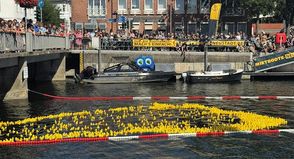 Wer eine Ente ins Rennen schickt, verbindet den Spaß mit einem guten Zweck.