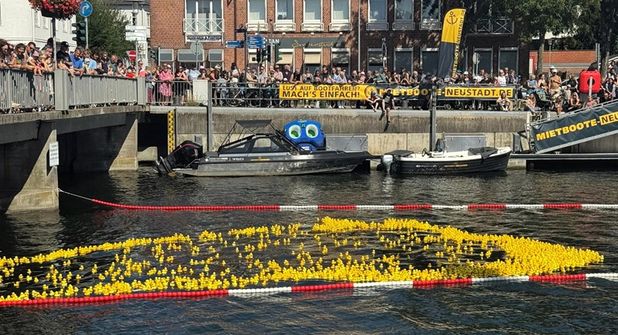 Wer eine Ente ins Rennen schickt, verbindet den Spaß mit einem guten Zweck.