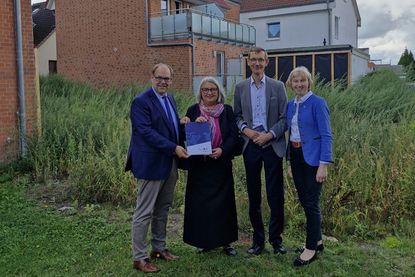 Den Förderbescheid des Landes für das Cap-Arcona-Dokumentationszentrum erhielt Bürgermeister Mirko Spieckermann von Ministerin Dorit Stenke im Beisein von Kurator Stefan Nies und der CDU-Landtagsabgeordneten Anette Röttger (v. lks.). (Foto: Stadt Neustadt in Holstein)