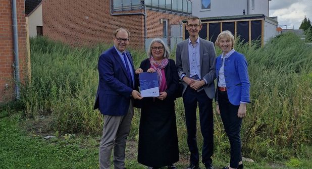 Den Förderbescheid des Landes für das Cap-Arcona-Dokumentationszentrum erhielt Bürgermeister Mirko Spieckermann von Ministerin Dorit Stenke im Beisein von Kurator Stefan Nies und der CDU-Landtagsabgeordneten Anette Röttger (v. lks.). (Foto: Stadt Neustadt in Holstein)