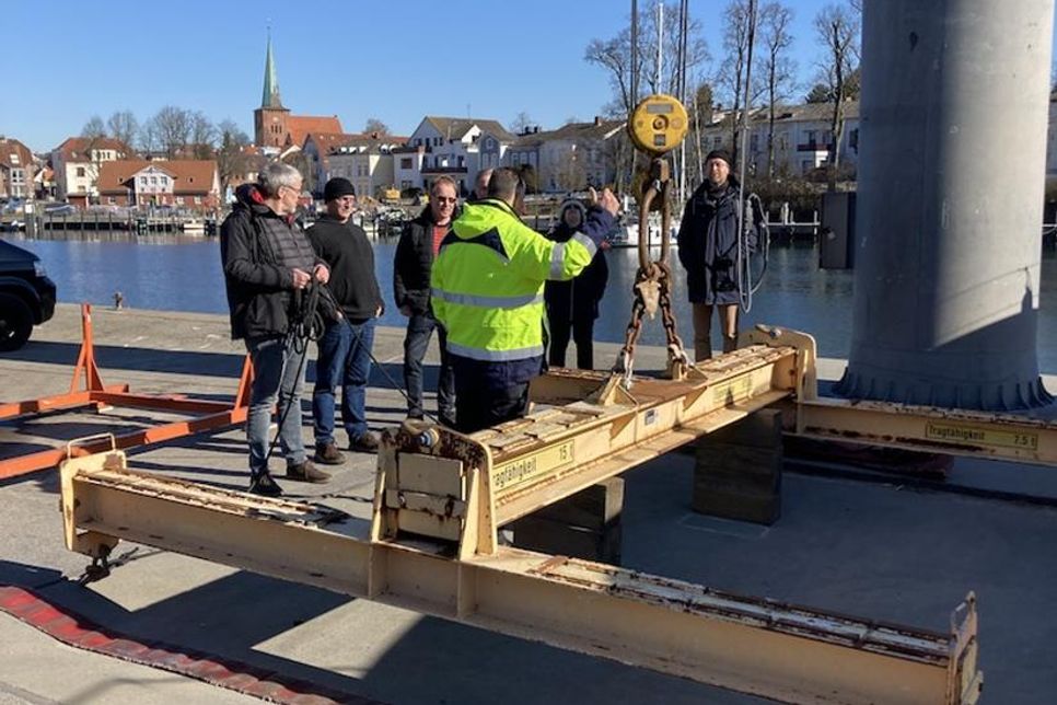 Die Vereinsmitglieder bei der Ausbildung zum Kranführer.