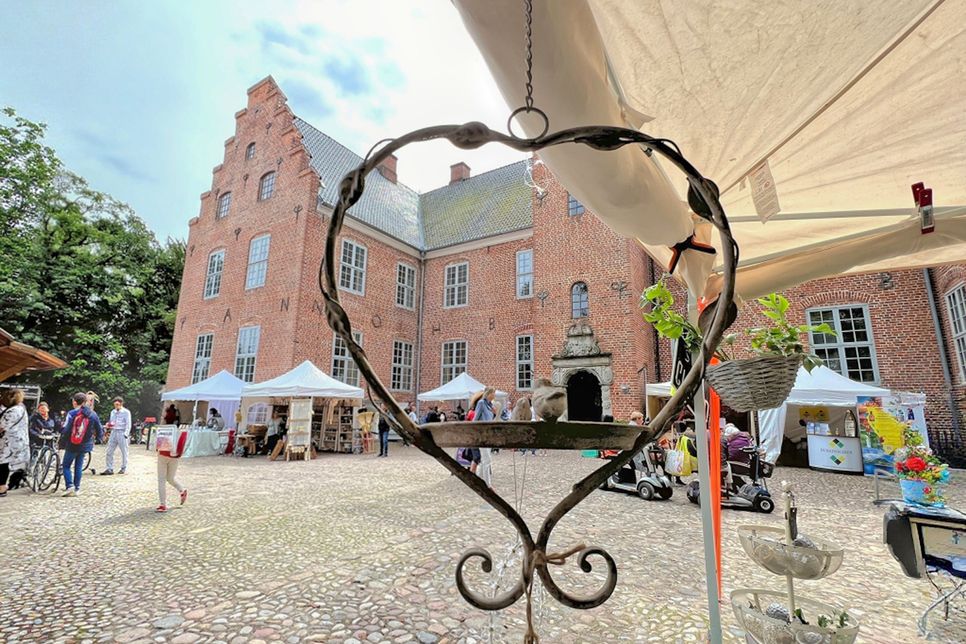 Mit Herz, Hand und viel Liebe zum Detail: Der Schlosshof präsentiert sich von seiner schönsten Seite.