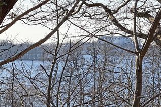 Blick vom Megedeberg nach Nordenwesten: Dieser alte Thingplatz, zu der slawischen Zeit angeblich ein Heiligtum, bildet mit der Insel Olsborg und dem Plöner Schloss eine Sichtachse.