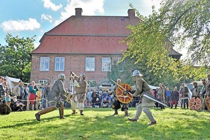 Im Museumsgarten wandelt sich die Rasenfläche in eine Arena für Schaukämpfe, flankiert von Handwerksständen der Mittelaltergruppen.