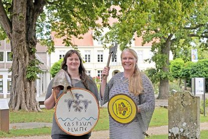 Nicola Rolschewski von der Gruppe Castrum Plune und Museumsleiterin Julia Meyer laden dazu ein, beim Slawen- und Wikingertag der Geschichte nachzuspüren.