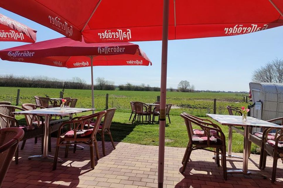 Dat Achtere Rahland liegt inmitten idyllischer Wiesen und Felder.