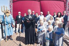 Neben Pastor Johannes Höpfner waren auch Meeresgott Neptun und seine Nixen aus Haffkrug bei der Eröffnungszeremonie dabei.