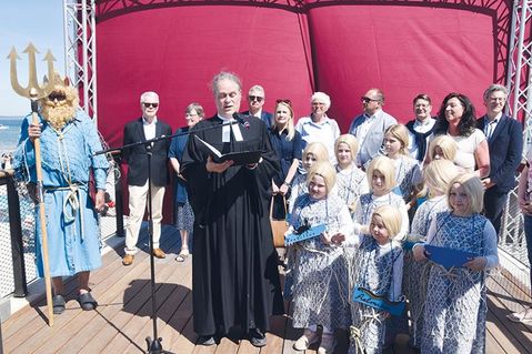 Neben Pastor Johannes Höpfner waren auch Meeresgott Neptun und seine Nixen aus Haffkrug bei der Eröffnungszeremonie dabei.