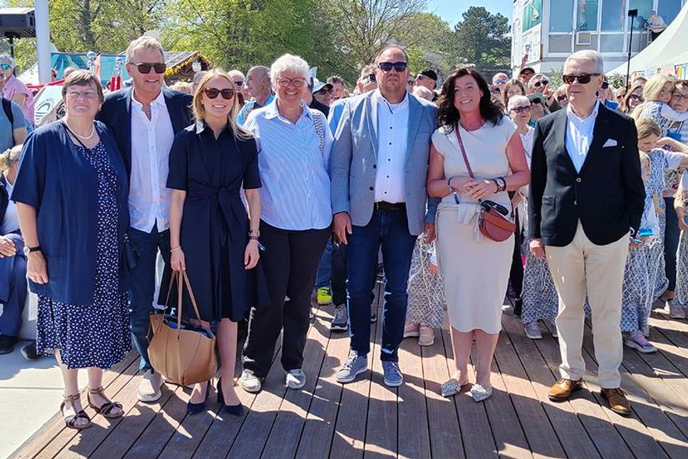 Bürgervorsteherin Anja Bendfeldt (von links), Dr. Bernd Buchholz, Staatssekretärin Julia Carstens, Kreispräsidentin Petra Kirner, Landrat Timo Gaarz, Bürgermeisterin Bettina Schäfer und Alt-Bürgermeister Ulrich Rüder bei der Eröffnungsfeier.