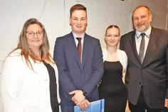 Tim Luca Meier feierte den Gesellenbrief mit seinen Eltern Stefan und Christine Meier und Freundin Pia Briegert.