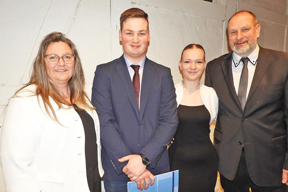 Tim Luca Meier feierte den Gesellenbrief mit seinen Eltern Stefan und Christine Meier und Freundin Pia Briegert.