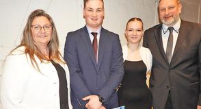 Tim Luca Meier feierte den Gesellenbrief mit seinen Eltern Stefan und Christine Meier und Freundin Pia Briegert.