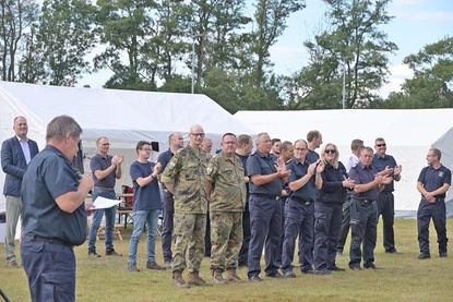 Kasernenoffizier Leutnant zur See Jan Böttcher und Hauptbootsmann Stefan Kantel betreuten und begleiteten das Zeltlager auf dem Gelände der MUS.