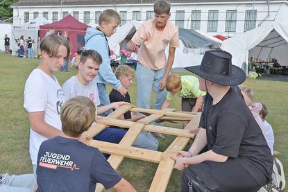 Wie alle Teilnehmer hatte auch das Team der Jugendwehr Klausdorf die knifflige Aufgabe des Baus einer Da Vinci Brücke durch Zusammenfügen passender Teile zu lösen.
