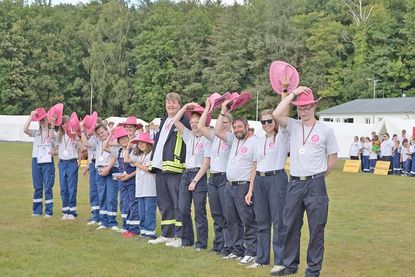 Ihr Markenzeichen ist der pinkfarbene Hut: Die Jugendwehr Nettelsee verpasste haarscharf den Sieg und erreichte den zweiten Platz der Zeltlagerolympiade.