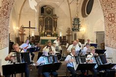 Die Spielfreude der Musikerinnen und Musiker sprang schnell auf das Publikum über.