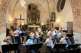 Die Spielfreude der Musikerinnen und Musiker sprang schnell auf das Publikum über.