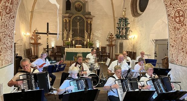 Die Spielfreude der Musikerinnen und Musiker sprang schnell auf das Publikum über.