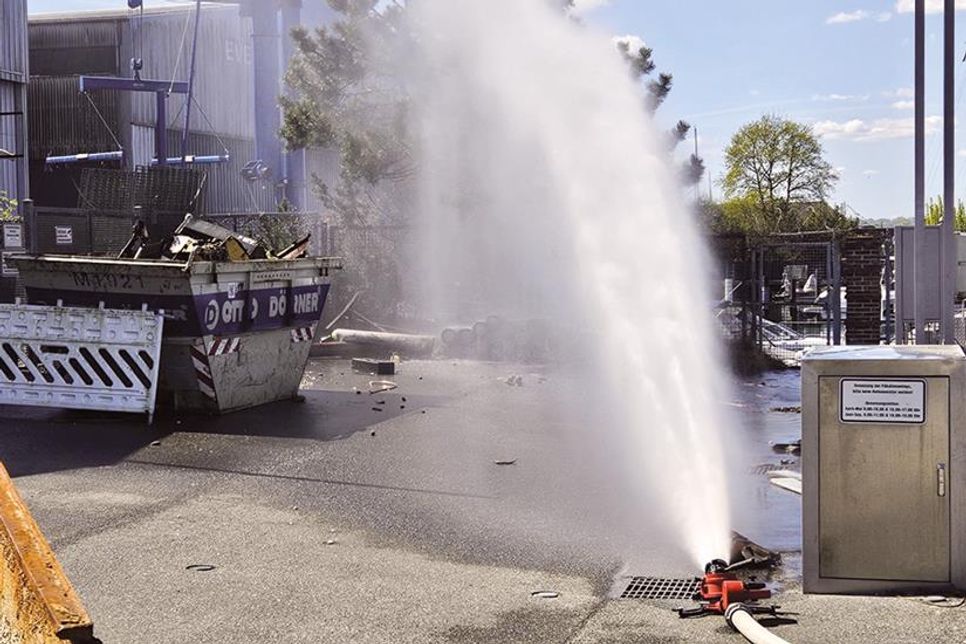Nachdem eine Gasflasche im Niendorfer Hafen explodiert ist, hat die Feuerwehr die restlichen Gasflaschen mit Wasser gekühlt.