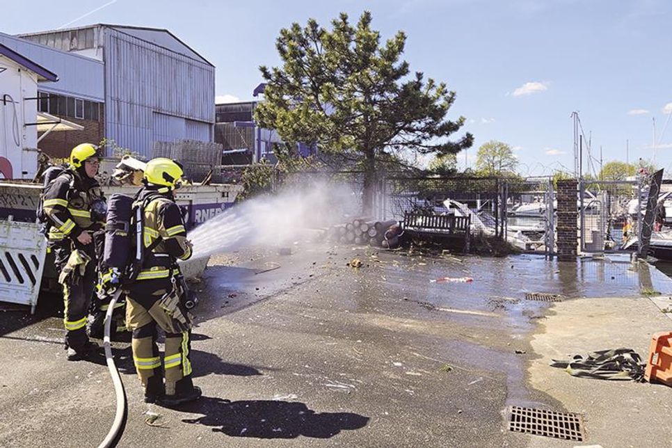 Nachdem eine Gasflasche im Niendorfer Hafen explodiert ist, hat die Feuerwehr die restlichen Gasflaschen mit Wasser gekühlt.