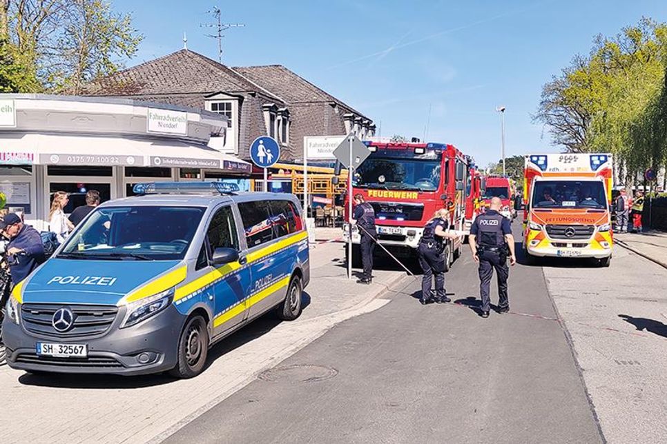 Wegen einer Gasflaschenexplosion im Niendorfer Hafen wurde Großeinsatz für Polizei, Feuerwehren und Rettungsdienst ausgelöst. Das Gebiet wurde weiträumig abgesperrt.