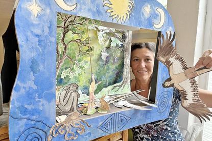 Auch für das Stück „Der Gefährte der Adler“ hat Anja Daniela Schimert ein Papiertheater gebaut.