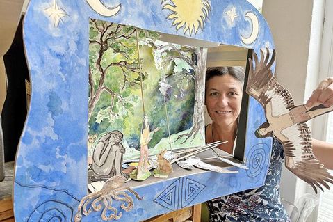 Auch für das Stück „Der Gefährte der Adler“ hat Anja Daniela Schimert ein Papiertheater gebaut.