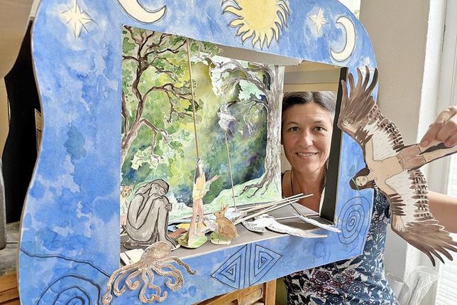 Auch für das Stück „Der Gefährte der Adler“ hat Anja Daniela Schimert ein Papiertheater gebaut.