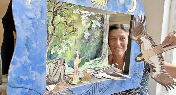 Auch für das Stück „Der Gefährte der Adler“ hat Anja Daniela Schimert ein Papiertheater gebaut.