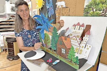 Selbstverständlich hat die Preetzer Papiertheaterspielerin Anja Daniela Schimert die Kulissen und Figuren für das Märchenstück selbst gebastelt.