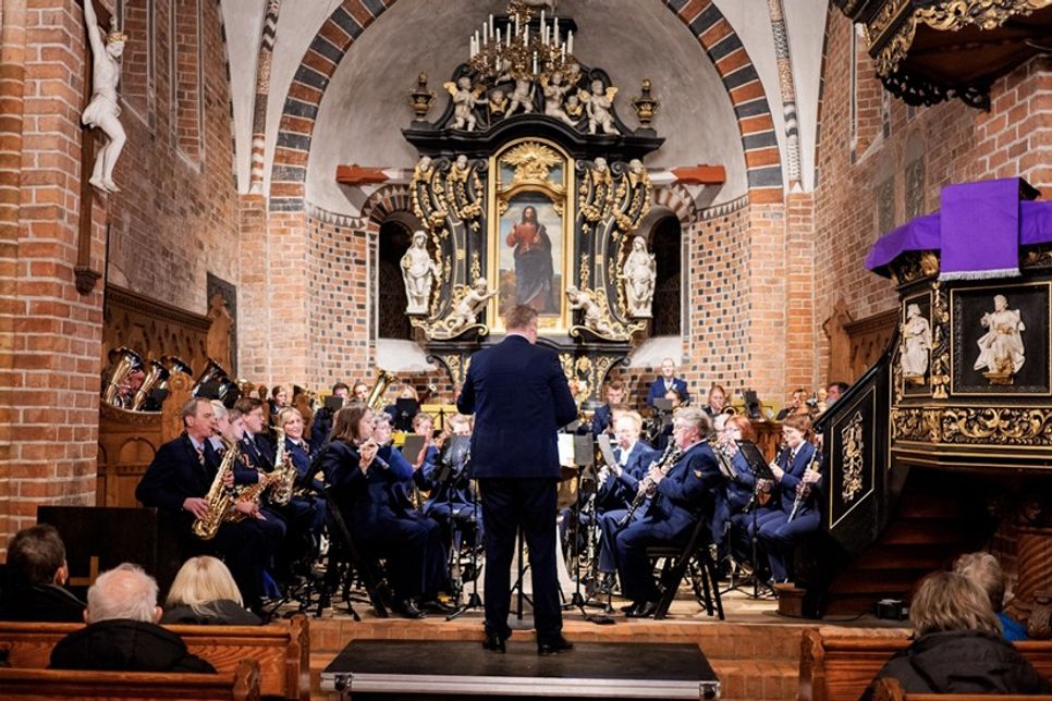 Das Blasorchester Lensahn stimmt mit seinen Klängen auf das bevorstehende Fest ein.