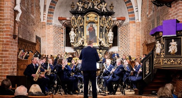Das Blasorchester Lensahn stimmt mit seinen Klängen auf das bevorstehende Fest ein.