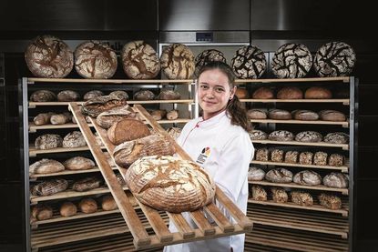 Junge Leute sind begehrt in der Branche - sie haben Spaß an Lebensmitteln, sind kreativ und holen sich ihre Inspirationen auch über soziale Medien. Foto: Zentralverband des Deutschen Bäckerhandwerks e.V./akz-o